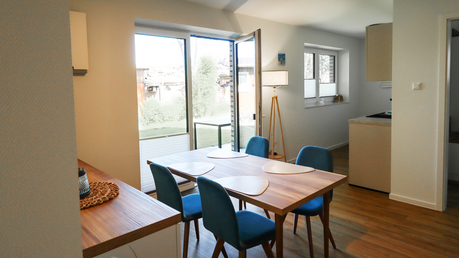 Offener Wohn- und Essbereich der Ferienwohnung Tossens mit gemütlicher Sitzecke, Esstisch und harmonischer, moderner Gestaltung.